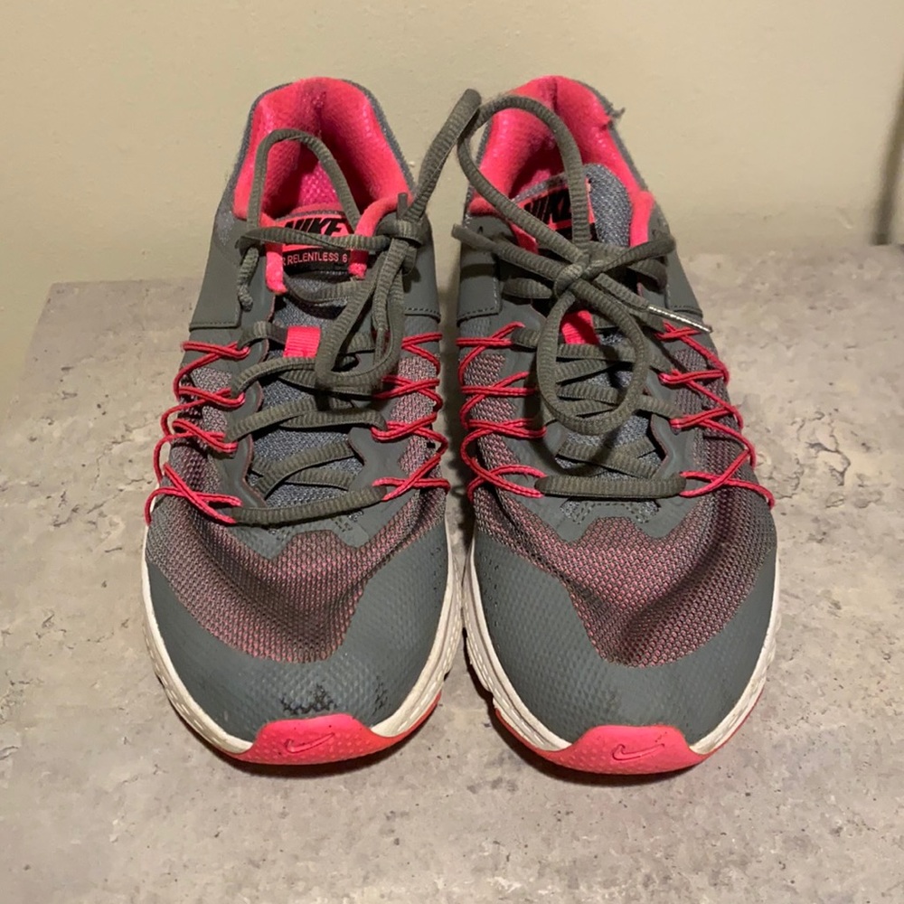 Women’s Nike shoe